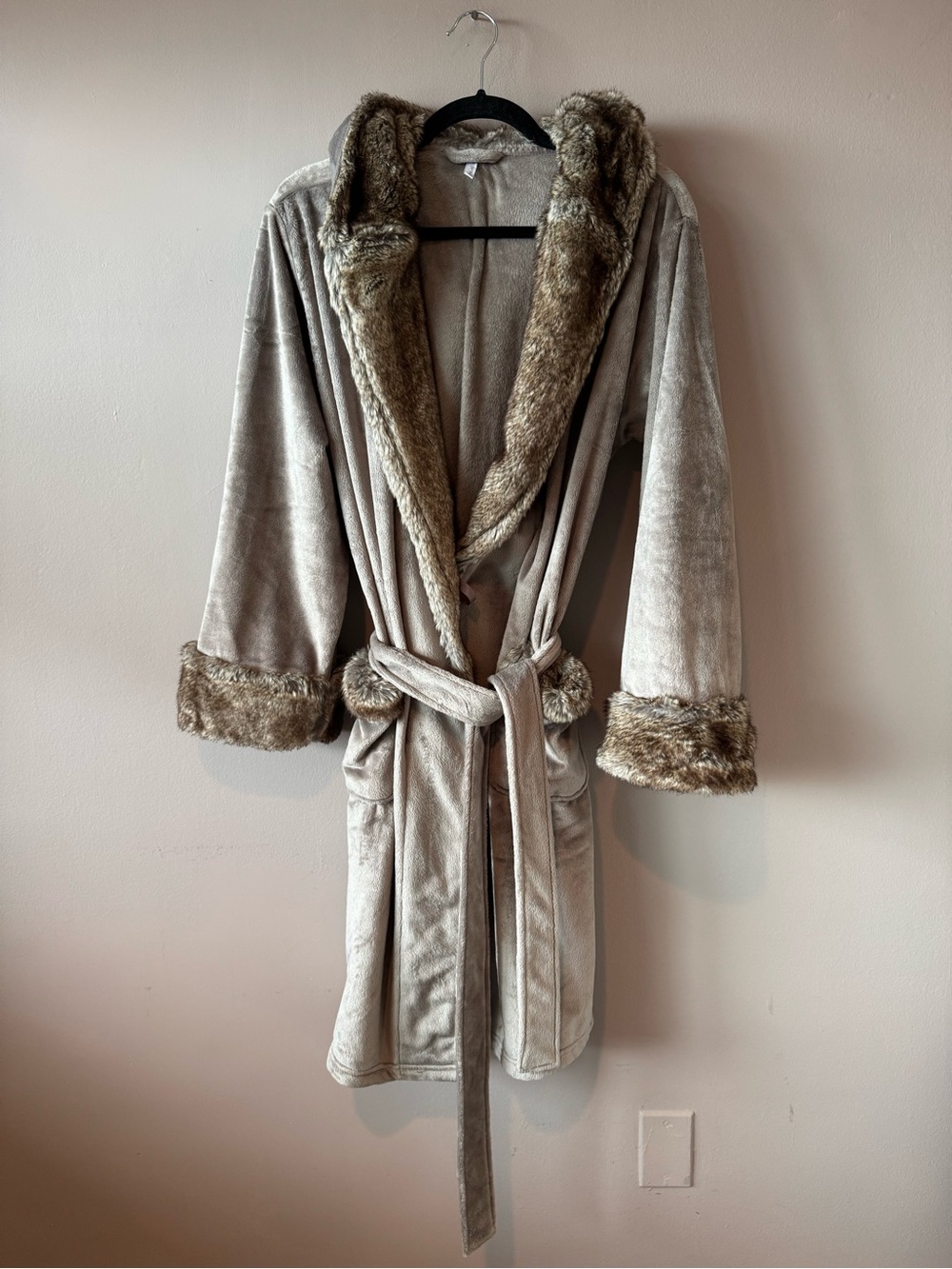 Pottery Barn Faux Fur Plush Hooded Cozy Lounge Robe in Taupe Size Small